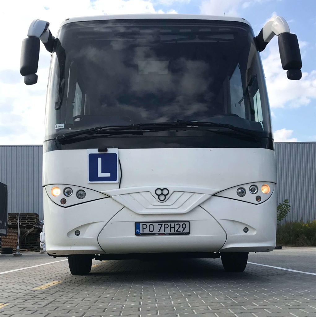 biały autobus do nauki jazdy