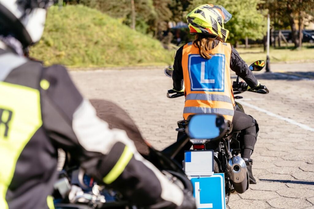 Osoby na motocyklach ćwiczące jazdę, przygotowując się na prawo jazdy kat A.
