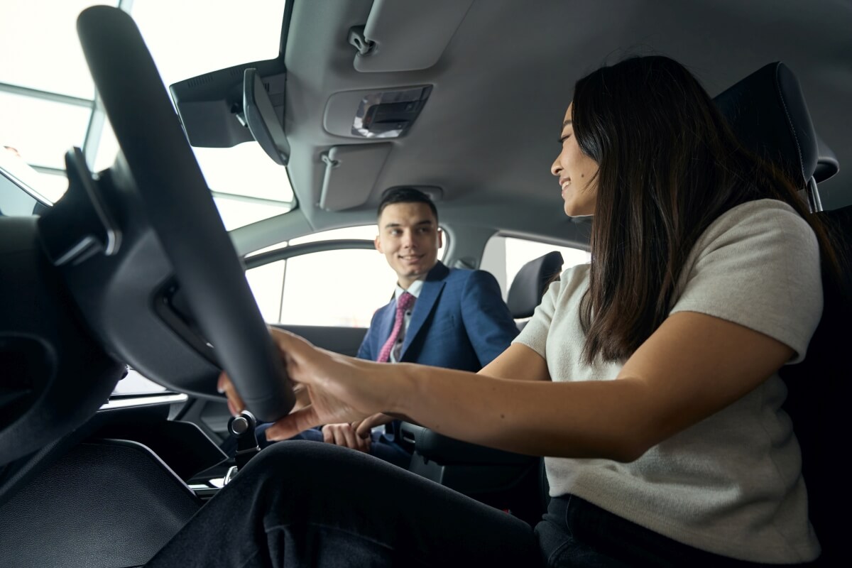 Kobieta i mężczyzna w samochodzie podczas nauki jazdy w jednym z ośrodków szkolenia kierowców.