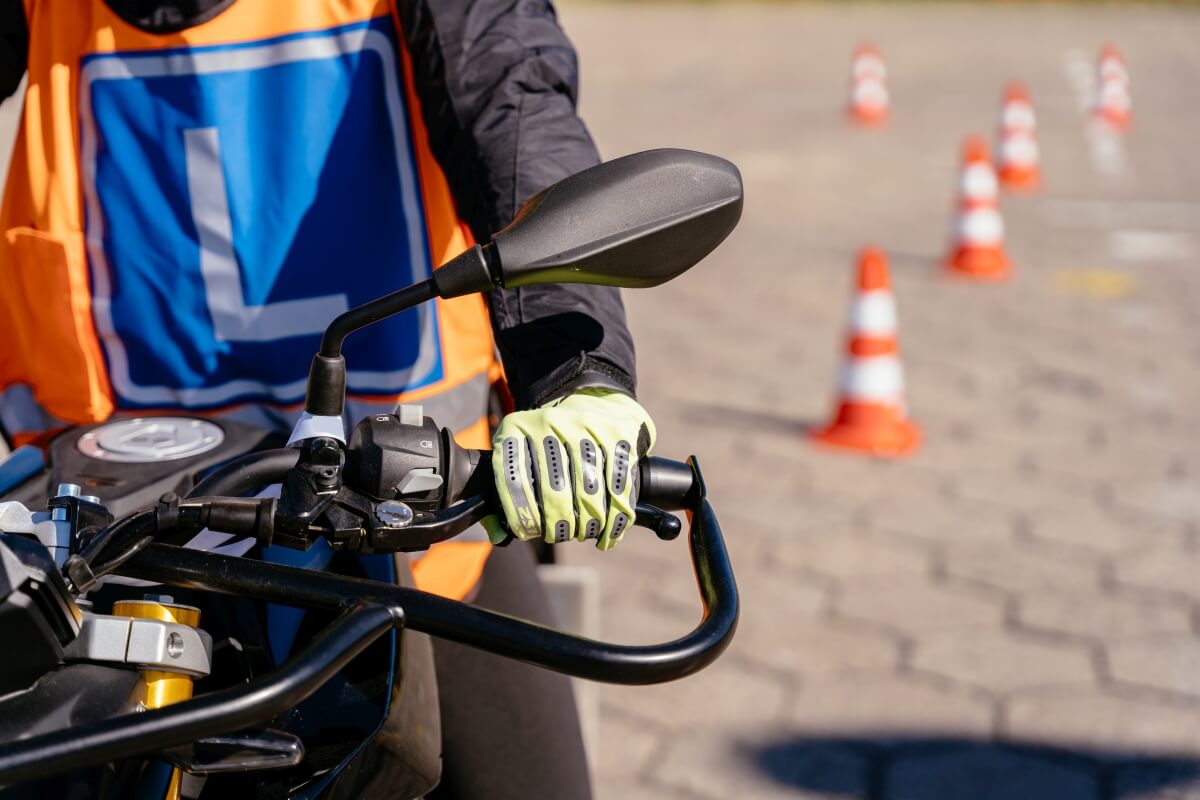Osoba na motocyklu podczas kursu na prawo jazdy kat A.