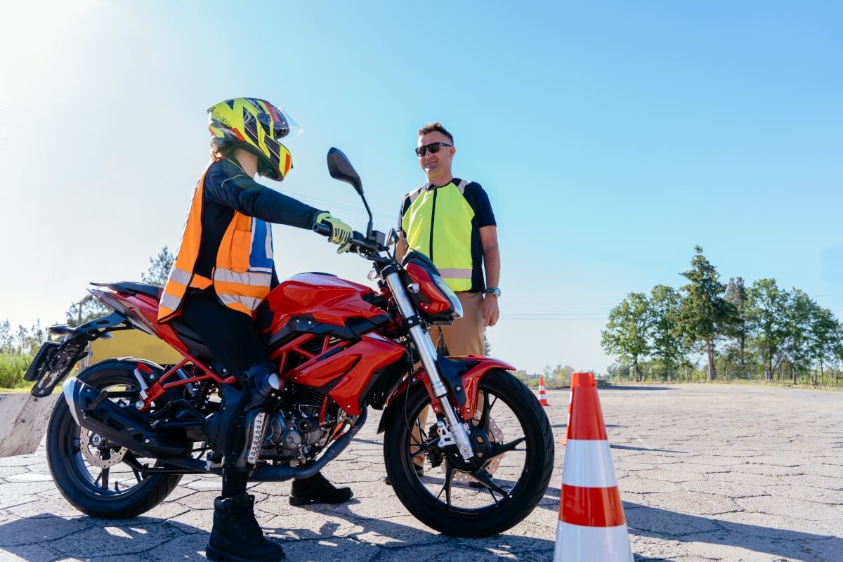 Osoba na motocyklu ćwiczy manewry na kurs na prawo jazdy A2.