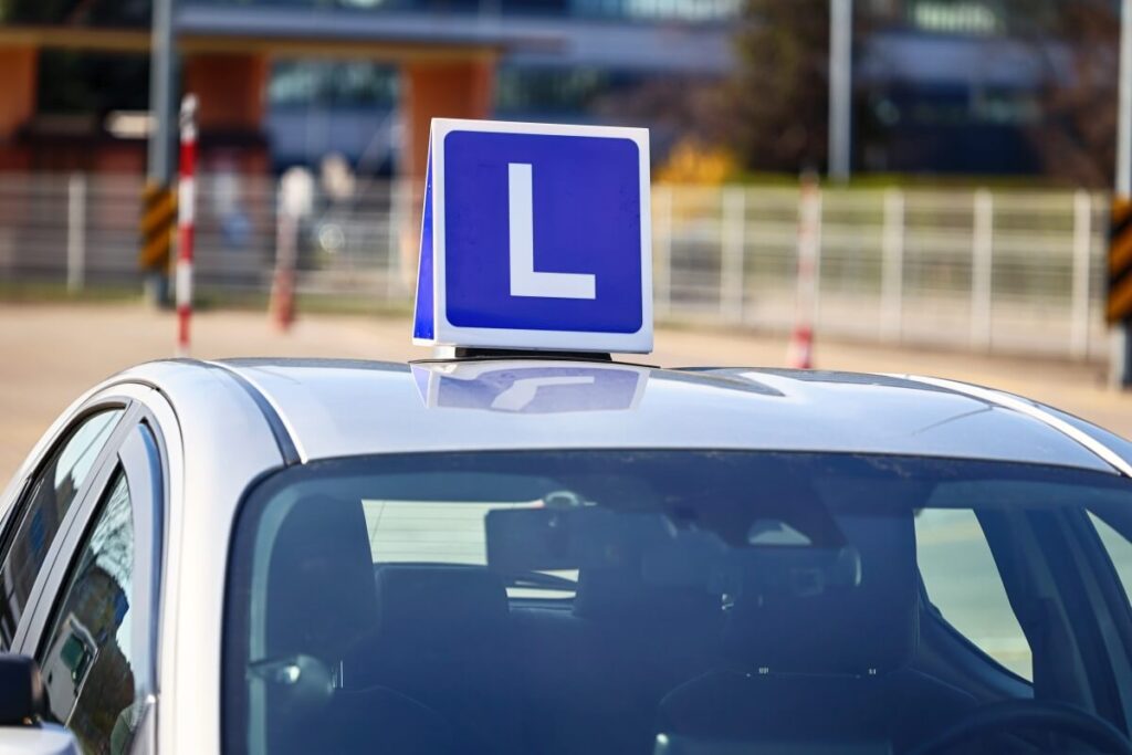 Kwalifikacja wstępna przyspieszona: min. 140 h (130 teoria+10 praktyka). Wymagania: wiek 18/21, PKK, badania; cel: kod 95, egzamin WORD.