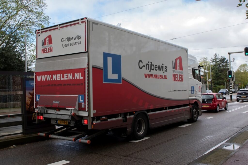 Prawo jazdy kat. C: wymagania 21 lat, badania, PKK, szkolenie; egzamin WORD teoria 32 pyt./min. 68 pkt i praktyka plac+miasto.