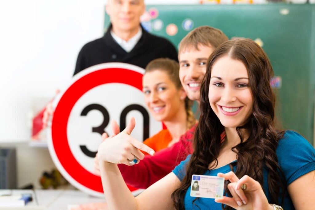 Kurs prawa jazdy kat. B: 30 h teorii i 30 h praktyki; egzamin WORD to 32 pytania, próg 68/74 pkt. Ważne auta egzaminacyjne i formalności PKK.