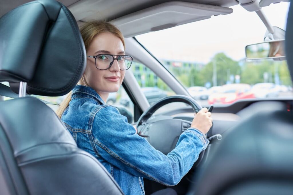 Kurs prawa jazdy kat. B obejmuje 30 h teorii i 30 h praktyki; start od 18 lat. Egzamin WORD: teoria 32 pyt., próg 68/74 pkt, oraz praktyka.